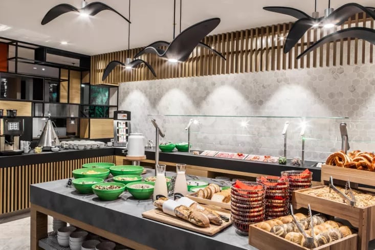 Holiday_Inn_München_Leuchtenbergring_breakfast_buffet