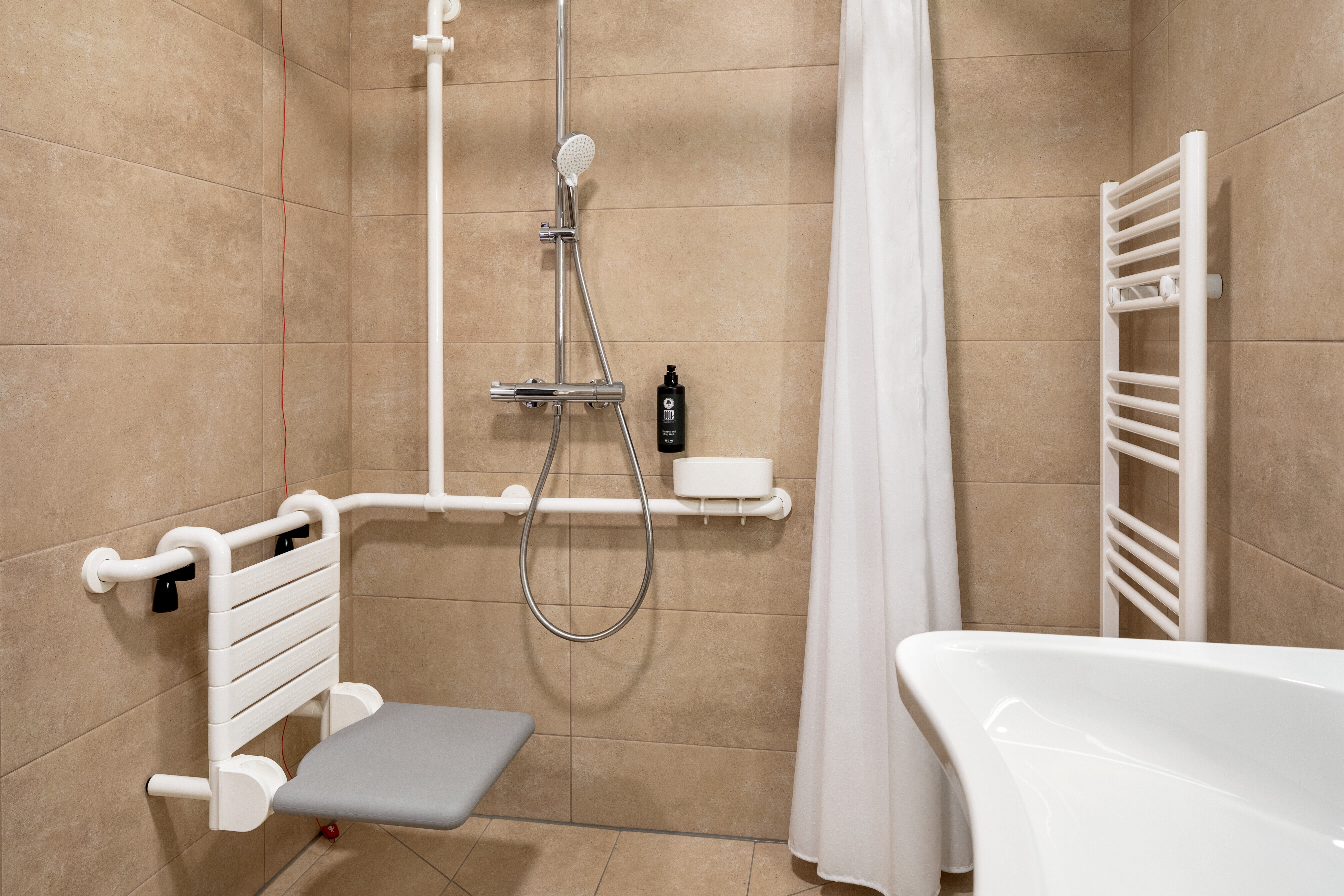 Amedia_Express_Graz_Airpor_barrierefreies_Badezimmer
