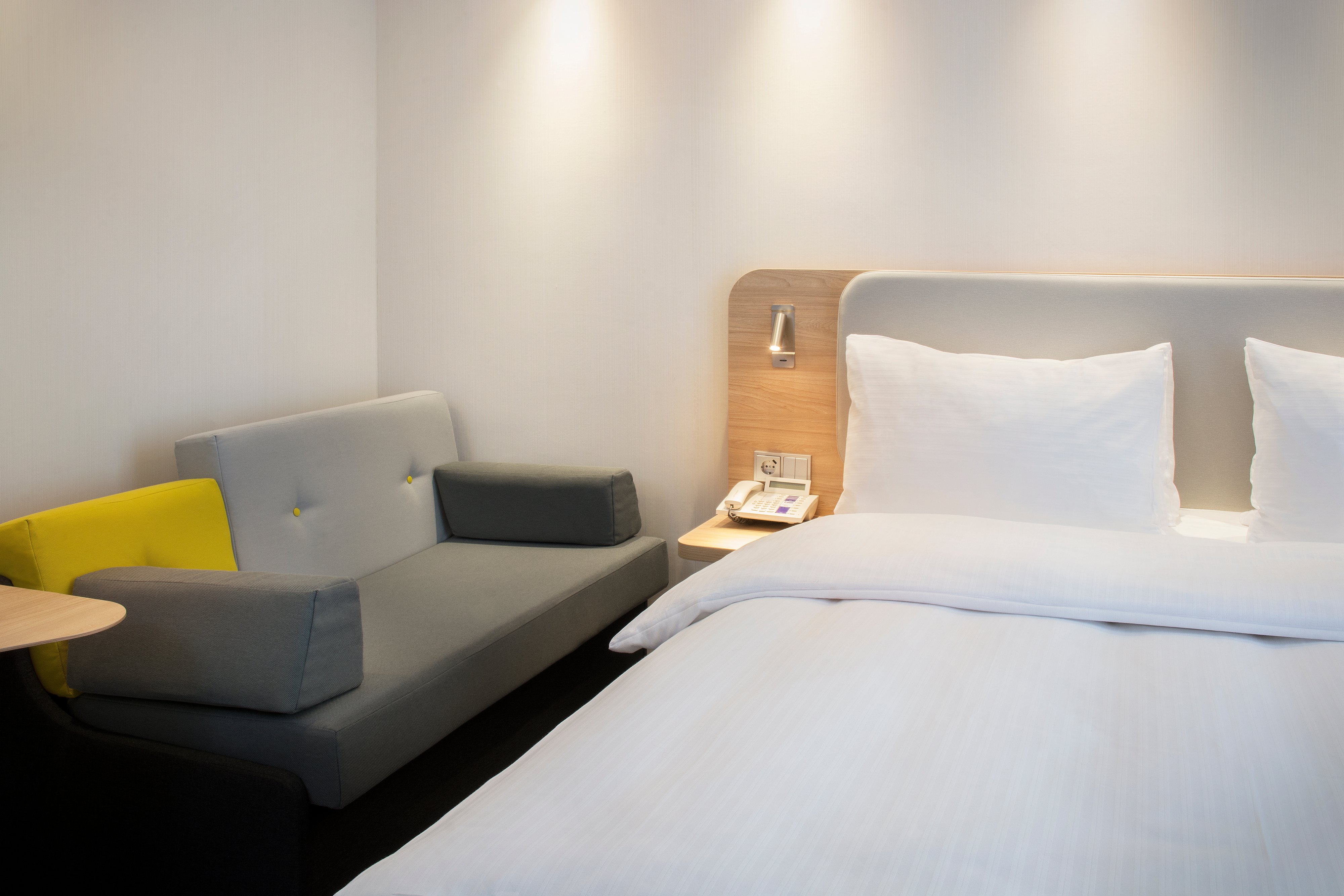 DEBAD02_FamilyRoom_DoublebedWithSofabed03_lowres