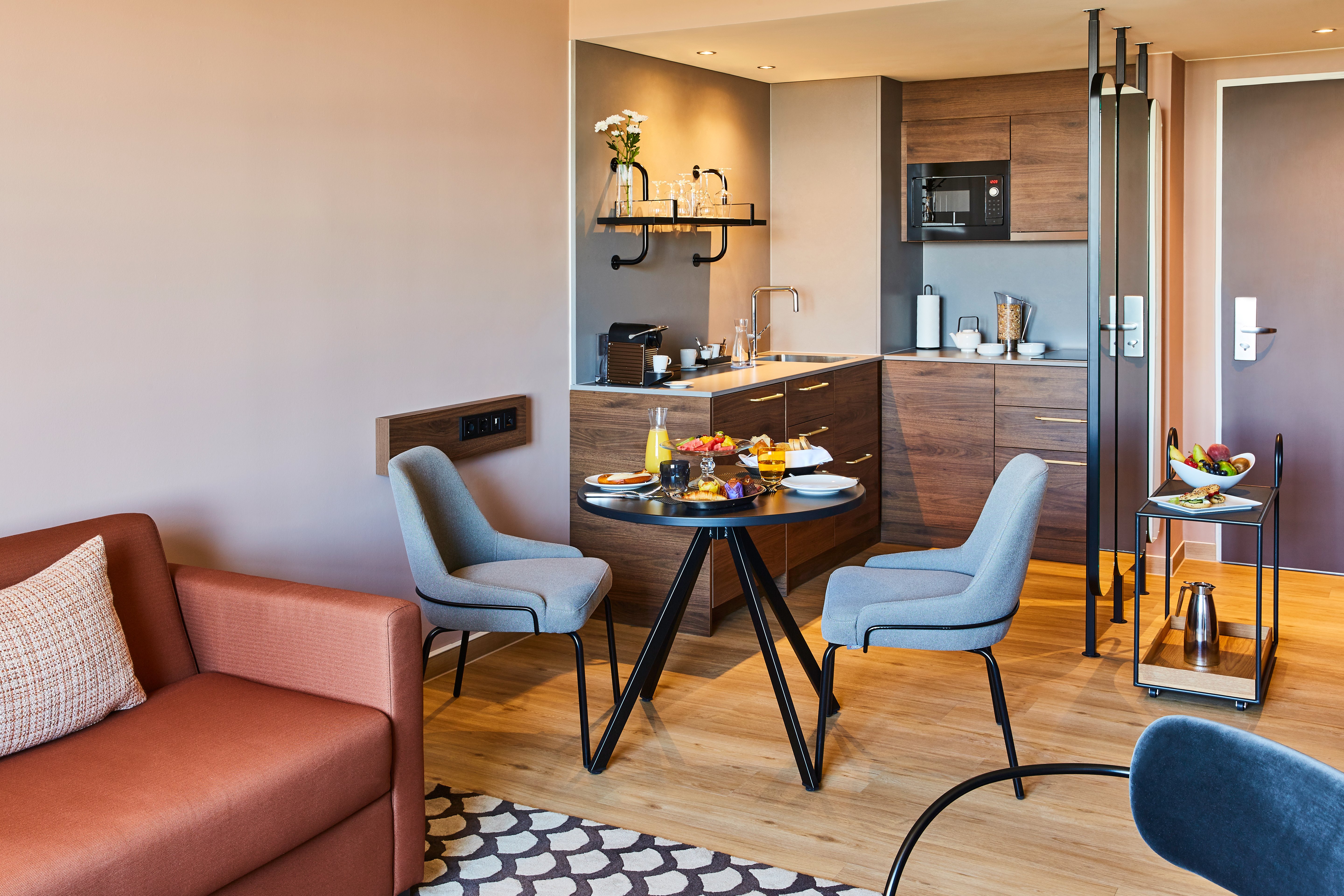 DESTU02_Deluxe_Suite_Kitchenette01_highres