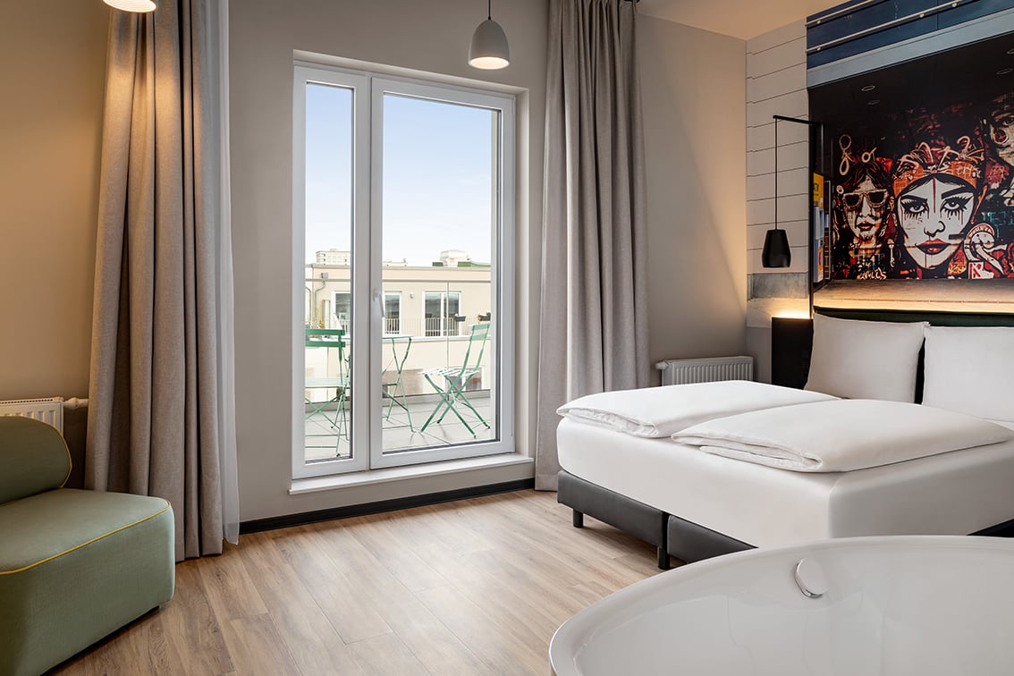 Vienna-House-Easy-By-Wyndham-Berlin-Potsdamer-Platz-Lounge-Zimmer-mit-Terrasse