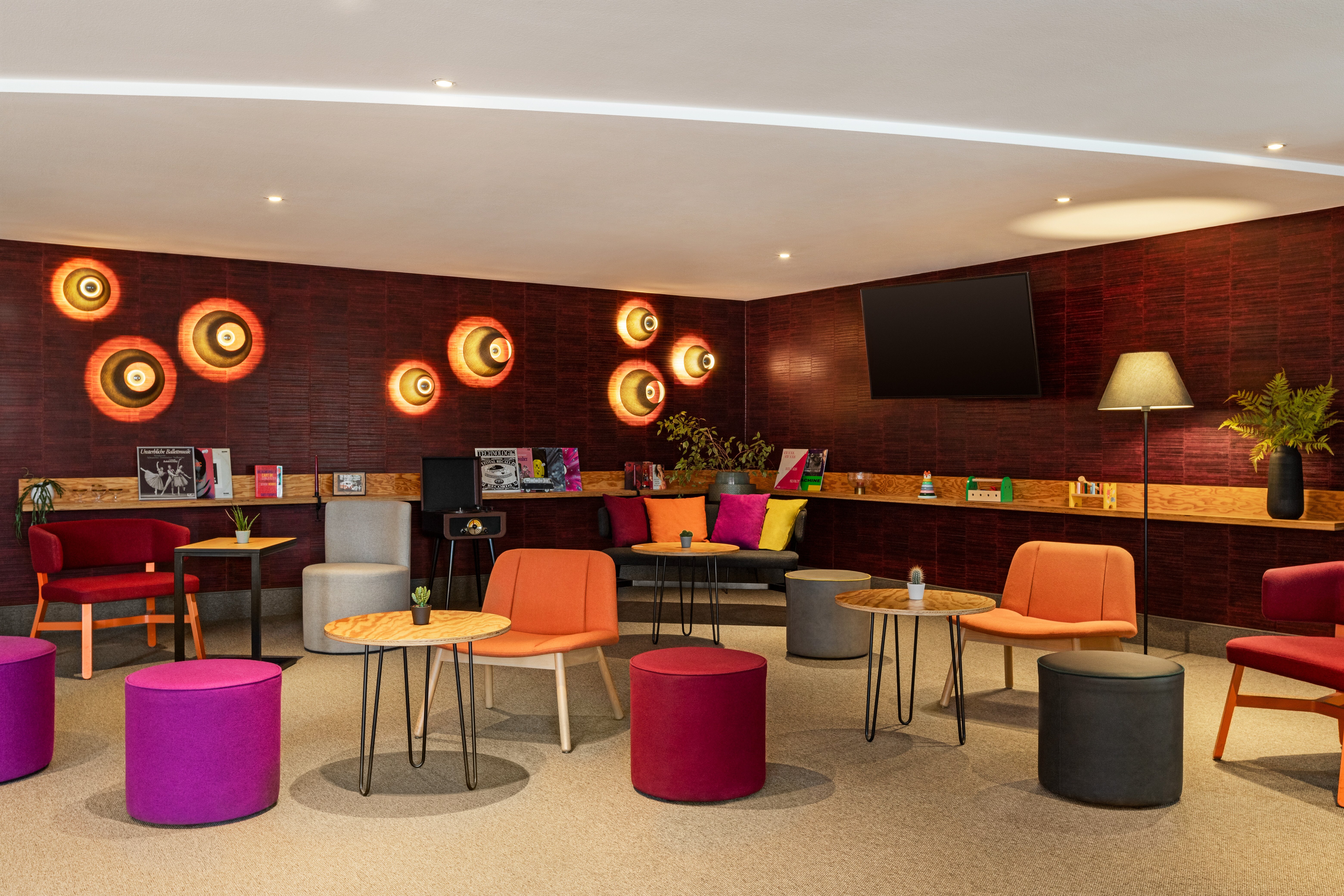 Vienna_House_Easy_by_Wyndham_Coburg_Front_Desk