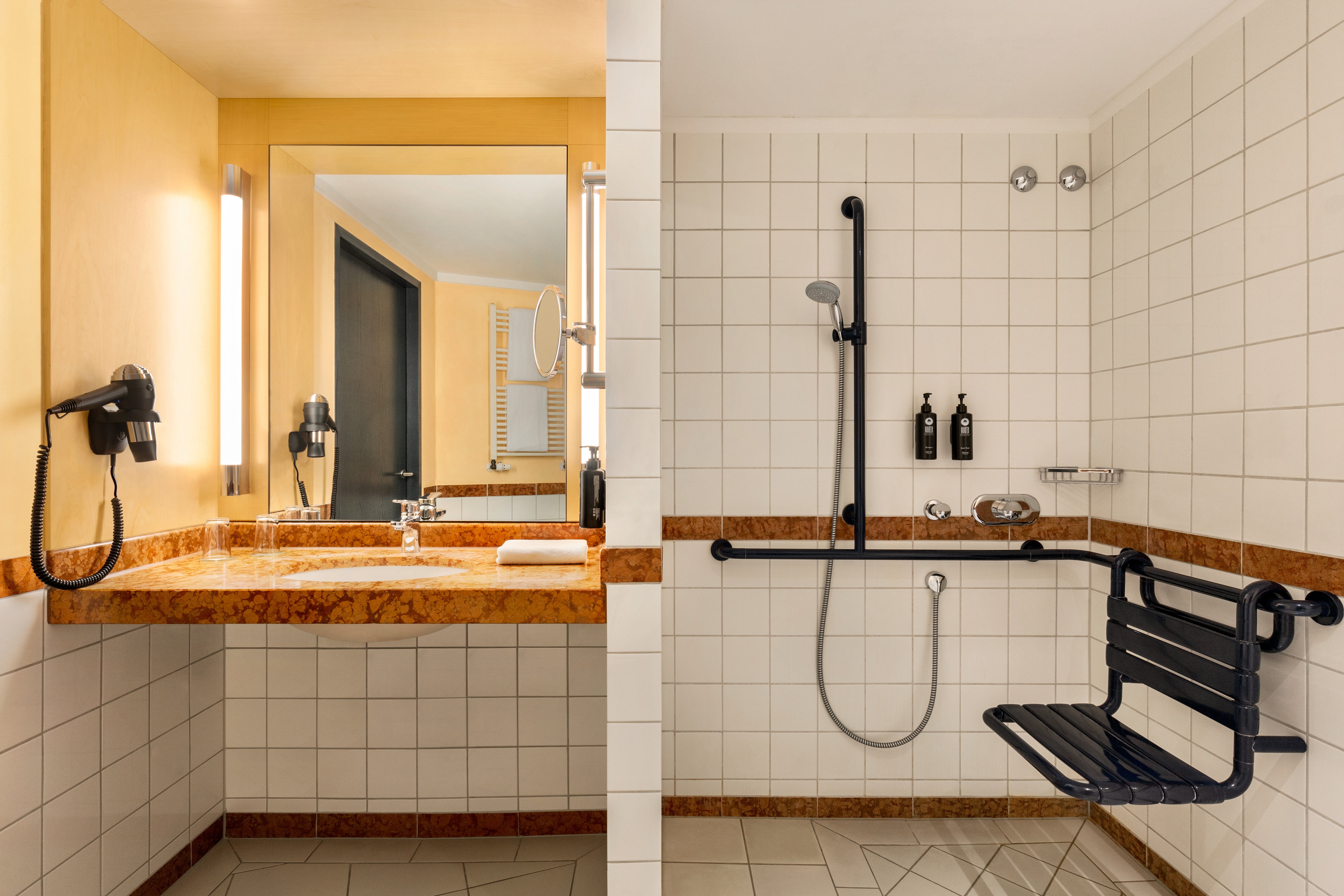Vienna_House_by_Wyndham_Remarque_Osnabrück_barrierefreies_Badezimmer_mit_Roll_in_Dusche