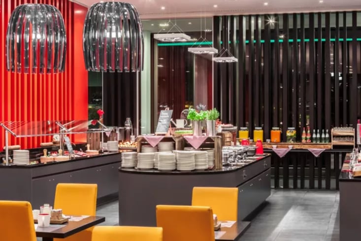 Holiday_Inn_Express_München_Westpark_breakfastbuffet