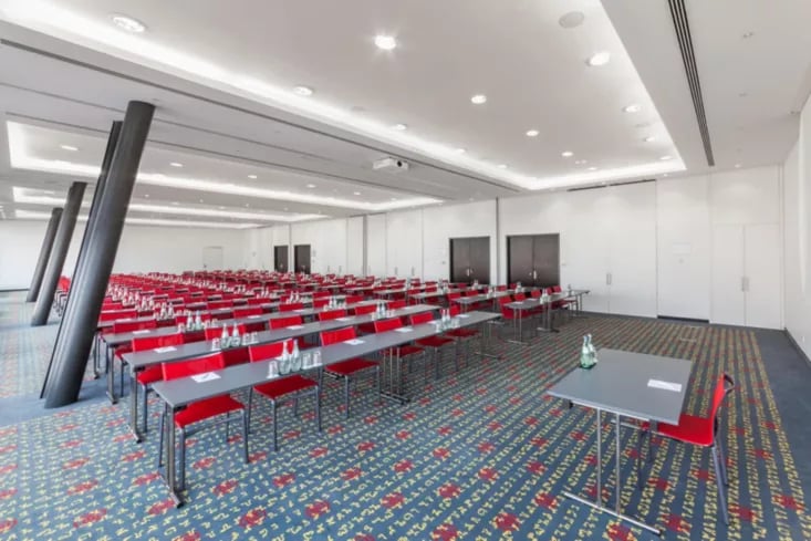 Holiday_Inn_Express_conference_room