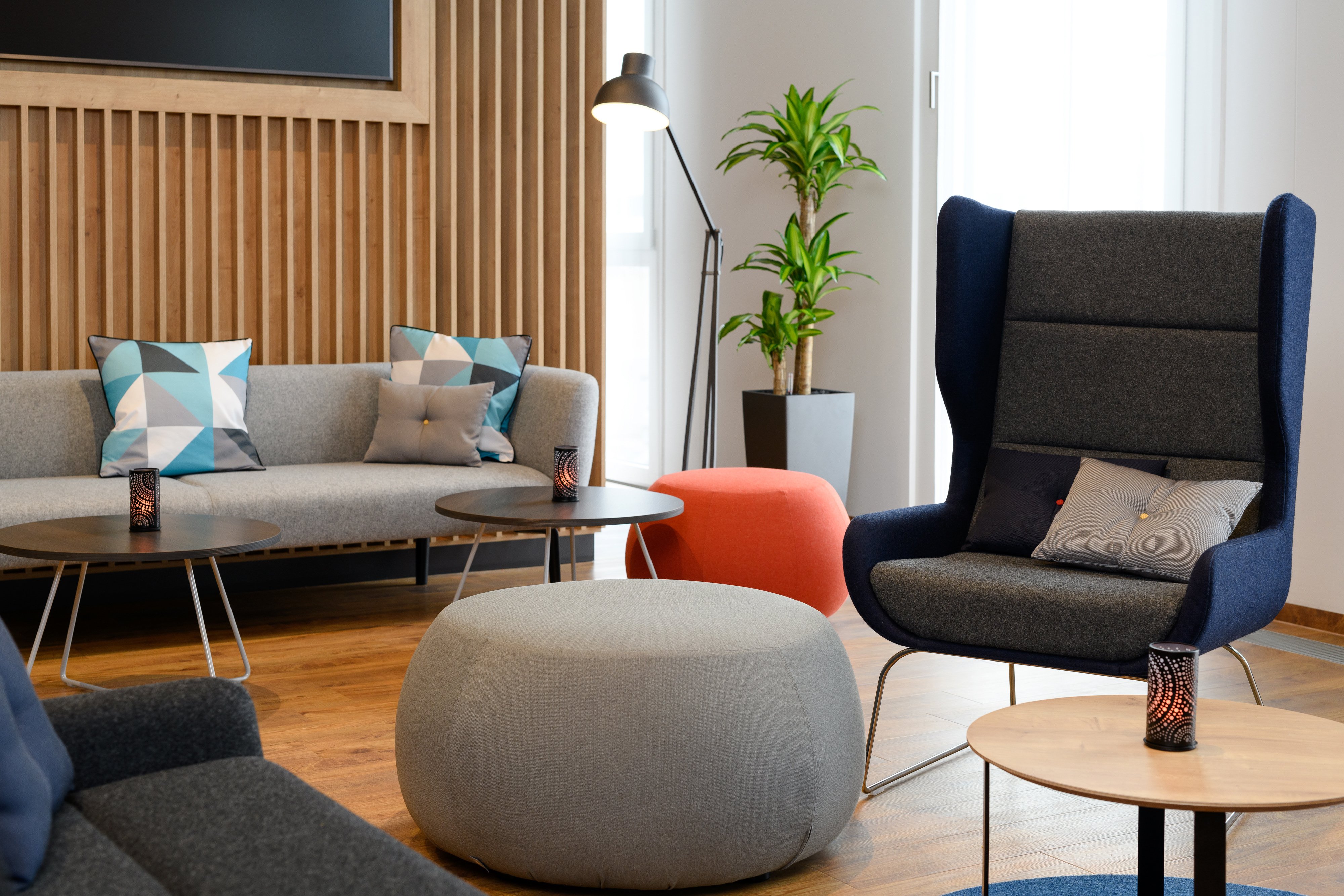 Holiday_Inn_Express_Regensburg_Lobby