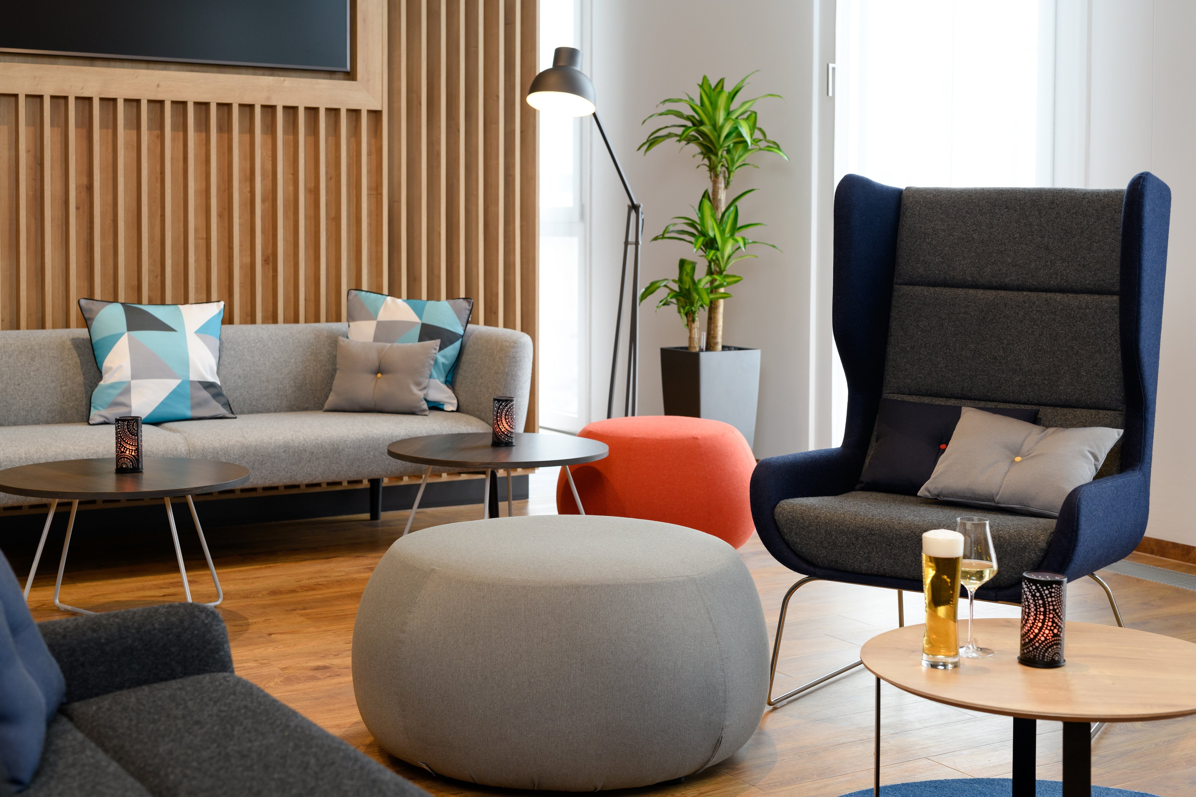 Holiday_Inn_Express_Regensburg_Lobby