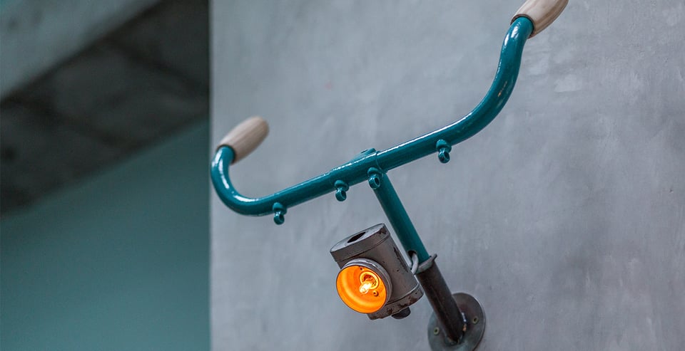 Fahrradstange in der Wand