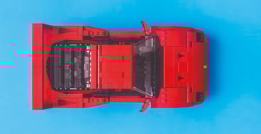 Rotes Auto auf blauem Hintergrund