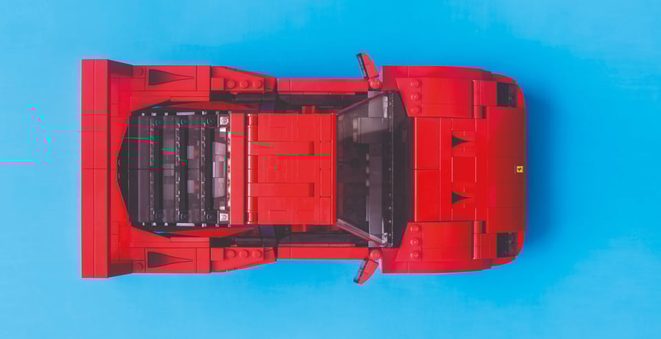 Rotes Auto auf blauem Hintergrund